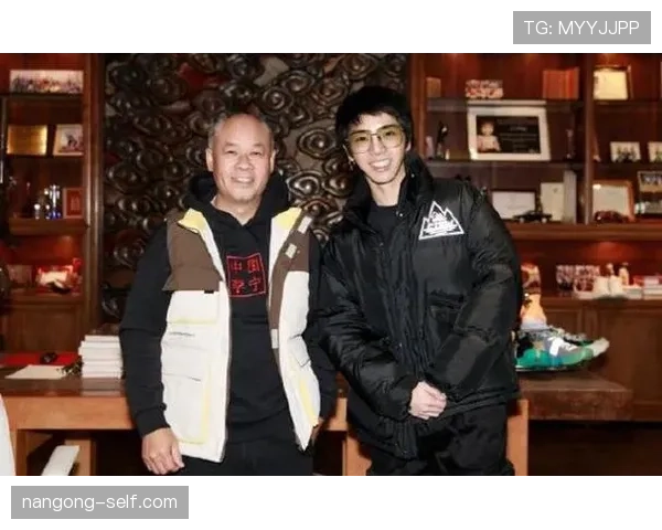 姚明家餐桌账单我看了三秒，银行卡当场要求退休